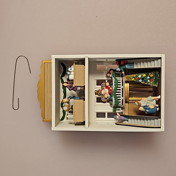 Hallmark Anniversary Edition 20 years of Keepsake Onaments Tannenbaum's Dept. 93 - Picture 8 of 10